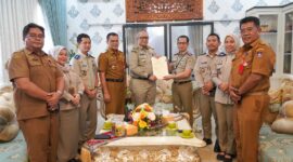 Penjabat (Pj) Wali Kota Padang Andree Algamar menerima sertifikat aset daerah dari Kepala BPN Kota Padang Rivaldi. (Foto: Prokopim Padang)