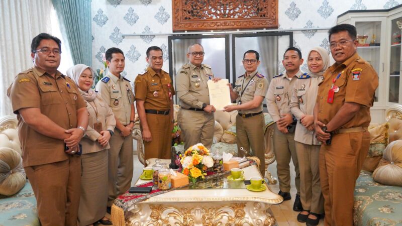 Penjabat (Pj) Wali Kota Padang Andree Algamar menerima sertifikat aset daerah dari Kepala BPN Kota Padang Rivaldi. (Foto: Prokopim Padang)