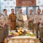 Penjabat (Pj) Wali Kota Padang Andree Algamar menerima sertifikat aset daerah dari Kepala BPN Kota Padang Rivaldi. (Foto: Prokopim Padang)