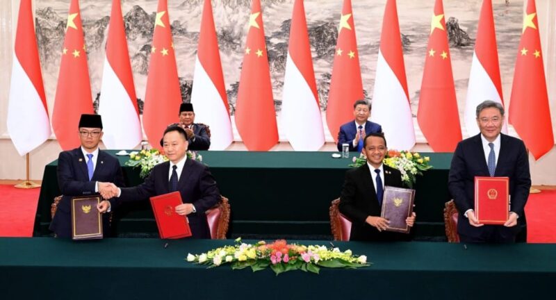 Presiden RI, Prabowo Subianto bersama Presiden RRT, Xi Jinping menyaksikan penandatanganan sejumlah kesepakatan kerja sama antara Indonesia dan Tiongkok di Great Hall of the People, Beijing, RRT, Sabtu (9/11/2024). (Foto: BPMI Setpres/Muchlis Jr)