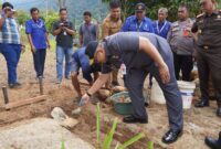 Pj Wali Kota Padang Andree Algamar melakukan peletakan batu pertama tanda dimulainya pembangunan rumah layak huni di Kelurahan Balai Gadang, Kecamatan Koto Tangah, Senin (11/11/2024). (Foto: Prokopim Padang)