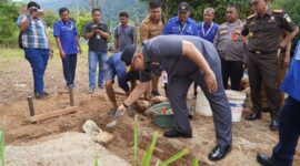Pj Wali Kota Padang Andree Algamar melakukan peletakan batu pertama tanda dimulainya pembangunan rumah layak huni di Kelurahan Balai Gadang, Kecamatan Koto Tangah, Senin (11/11/2024). (Foto: Prokopim Padang)