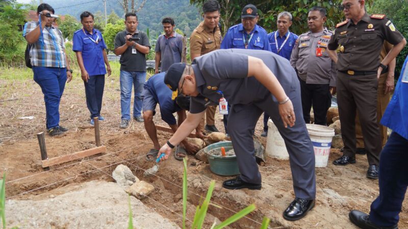 Pj Wali Kota Padang Andree Algamar melakukan peletakan batu pertama tanda dimulainya pembangunan rumah layak huni di Kelurahan Balai Gadang, Kecamatan Koto Tangah, Senin (11/11/2024). (Foto: Prokopim Padang)