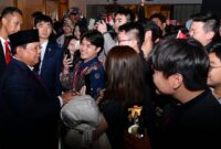 Kedatangan Presiden Prabowo Subianto di Beijing, RRT, Jumat malam (8/11/2024) disambut antusias oleh mahasiswa dan warga yang menunggu di lobby hotel tempatnya bermalam. (Foto: BPMI Setpres/Muchlis Jr)