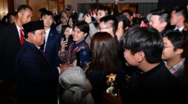 Kedatangan Presiden Prabowo Subianto di Beijing, RRT, Jumat malam (8/11/2024) disambut antusias oleh mahasiswa dan warga yang menunggu di lobby hotel tempatnya bermalam. (Foto: BPMI Setpres/Muchlis Jr)