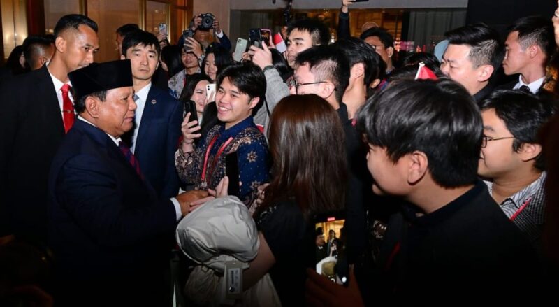 Kedatangan Presiden Prabowo Subianto di Beijing, RRT, Jumat malam (8/11/2024) disambut antusias oleh mahasiswa dan warga yang menunggu di lobby hotel tempatnya bermalam. (Foto: BPMI Setpres/Muchlis Jr)