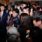 Kedatangan Presiden Prabowo Subianto di Beijing, RRT, Jumat malam (8/11/2024) disambut antusias oleh mahasiswa dan warga yang menunggu di lobby hotel tempatnya bermalam. (Foto: BPMI Setpres/Muchlis Jr)