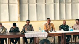 Camat Lubeg Nofiandi Amir menyampaikan sambutan saat Rakor Pilkada 2024 di Gabuo Beach Kelurahan Gates Nan XX, Kamis (21/11/2024). (Foto: Ist)