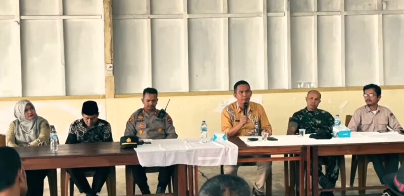 Camat Lubeg Nofiandi Amir menyampaikan sambutan saat Rakor Pilkada 2024 di Gabuo Beach Kelurahan Gates Nan XX, Kamis (21/11/2024). (Foto: Ist)