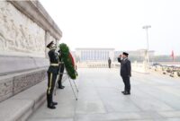 Presiden Prabowo Subianto mengunjungi Monumen Pahlawan Rakyat, Tiananmen Square di Beijing, Sabtu (9/11/2024). (Foto: BPMI Setpres/Andi)