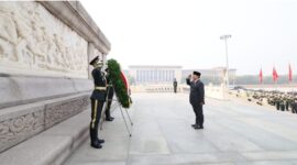 Presiden Prabowo Subianto mengunjungi Monumen Pahlawan Rakyat, Tiananmen Square di Beijing, Sabtu (9/11/2024). (Foto: BPMI Setpres/Andi)
