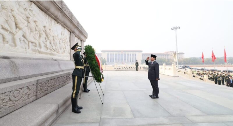 Presiden Prabowo Subianto mengunjungi Monumen Pahlawan Rakyat, Tiananmen Square di Beijing, Sabtu (9/11/2024). (Foto: BPMI Setpres/Andi)