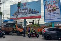 Tim gabungan menertibkan APK dan BK di salah satu titik di Kota Padang, Senin (25/11/2024). (Foto: Bawaslu Padang)