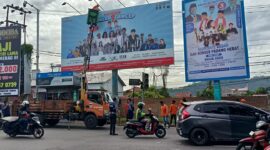 Tim gabungan menertibkan APK dan BK di salah satu titik di Kota Padang, Senin (25/11/2024). (Foto: Bawaslu Padang)