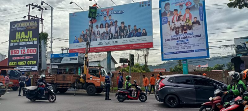 Tim gabungan menertibkan APK dan BK di salah satu titik di Kota Padang, Senin (25/11/2024). (Foto: Bawaslu Padang)