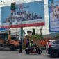 Tim gabungan menertibkan APK dan BK di salah satu titik di Kota Padang, Senin (25/11/2024). (Foto: Bawaslu Padang)