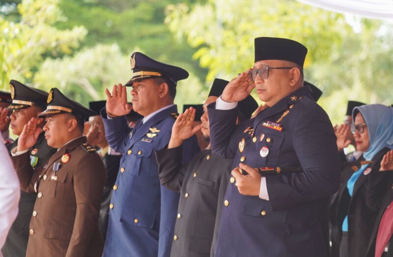 Pj Wali Kota Padang Andree Algamar mengikuti Upacara Peringatan Hari Pahlawan di Lapangan Balai Kota Aie Pacah, Minggu (10/11/2024). (Foto: Prokopim Padang)