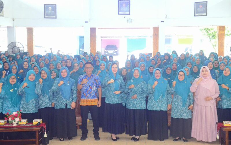 Pj Ketua TP-PKK Kota Padang Ny. Vanny Andree Algamar bersama pengurus PKK Kota Padang. (Foto: TP PKK Padang)