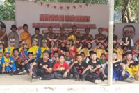 Asisten I Setdako Padang Edi Hasymi, Kepala Kesbangpol Padang Tarmizi Ismail dan lainnya bersama para pelajar usai membuka Kemah Bhakti Bhinneka Tunggal Ika di Tiger Camp Lubuk Minturun, Selasa (12/11/2024).