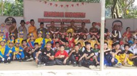 Asisten I Setdako Padang Edi Hasymi, Kepala Kesbangpol Padang Tarmizi Ismail dan lainnya bersama para pelajar usai membuka Kemah Bhakti Bhinneka Tunggal Ika di Tiger Camp Lubuk Minturun, Selasa (12/11/2024).