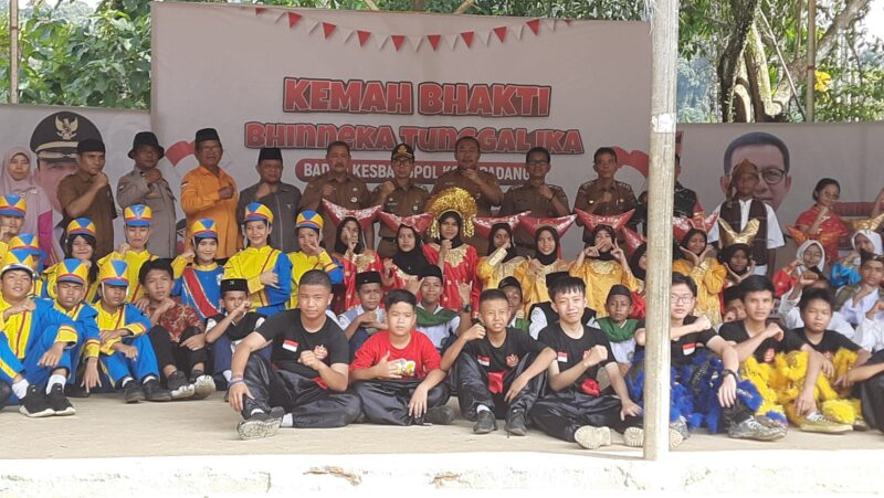 Asisten I Setdako Padang Edi Hasymi, Kepala Kesbangpol Padang Tarmizi Ismail dan lainnya bersama para pelajar usai membuka Kemah Bhakti Bhinneka Tunggal Ika di Tiger Camp Lubuk Minturun, Selasa (12/11/2024).