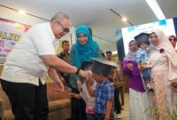 Pj Wali Kota Padang Andree Algamar mewisuda 42 Balita yang telah dinyatakan selesai mengikuti Program Rumah Gizi. (Foto: Prokopim Padang)