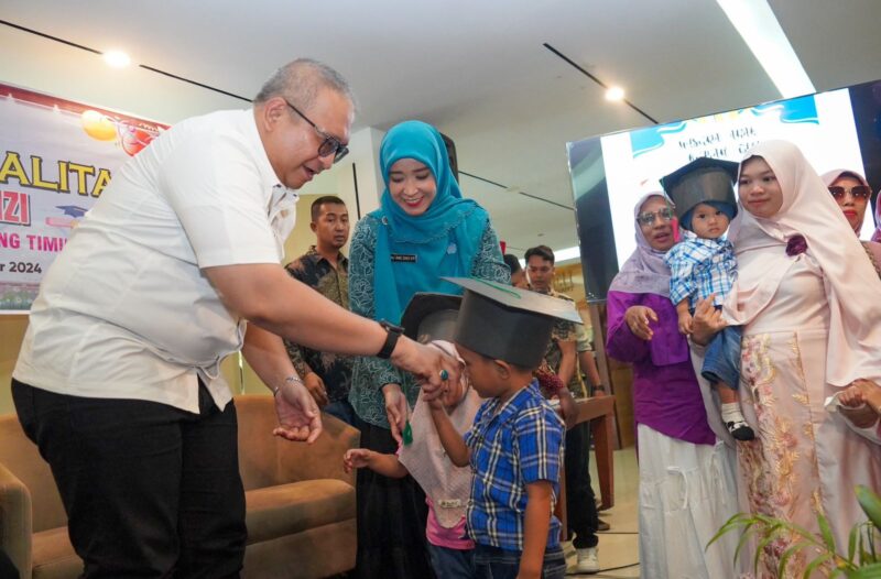 Pj Wali Kota Padang Andree Algamar mewisuda 42 Balita yang telah dinyatakan selesai mengikuti Program Rumah Gizi. (Foto: Prokopim Padang)