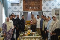 Penjabat (Pj) Wali Kota Padang Andree Algamar saat disambangi Kepala Rutan Kelas IIB Anak Aie, Welli di rumah dinas Wali Kota Padang, Jumat (22/11/2024). (Foto: Prokopim Padang)