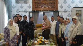 Penjabat (Pj) Wali Kota Padang Andree Algamar saat disambangi Kepala Rutan Kelas IIB Anak Aie, Welli di rumah dinas Wali Kota Padang, Jumat (22/11/2024). (Foto: Prokopim Padang)
