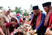 Pjs. Bupati Tanah Datar Arry Yuswandi mengapresiasi  terlaksananya Festival Budaya Lamang Kujuik Batipuh Ateh. (Foto: Prokopim Tanah Datar)