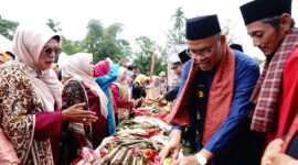 Pjs. Bupati Tanah Datar Arry Yuswandi mengapresiasi  terlaksananya Festival Budaya Lamang Kujuik Batipuh Ateh. (Foto: Prokopim Tanah Datar)