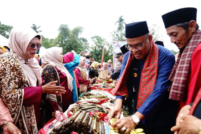 Pjs. Bupati Tanah Datar Arry Yuswandi mengapresiasi  terlaksananya Festival Budaya Lamang Kujuik Batipuh Ateh. (Foto: Prokopim Tanah Datar)