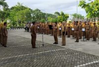 Penjabat (Pj) Sekdako Padang, Yosefriawan memimpin apel gabungan ASN di halaman Balai Kota Padang, Aie Pacah, Senin (4/11/2024). (Foto: Diskominfo Padang)