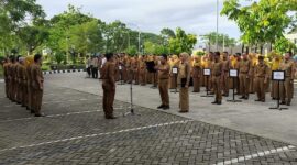 Penjabat (Pj) Sekdako Padang, Yosefriawan memimpin apel gabungan ASN di halaman Balai Kota Padang, Aie Pacah, Senin (4/11/2024). (Foto: Diskominfo Padang)
