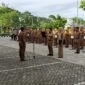 Penjabat (Pj) Sekdako Padang, Yosefriawan memimpin apel gabungan ASN di halaman Balai Kota Padang, Aie Pacah, Senin (4/11/2024). (Foto: Diskominfo Padang)