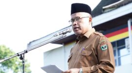 Pjs. Bupati Tanah Datar Arry Yuswandi memimpin apel gabungan pegawai ASN dan non ASN di lingkungan Pemkab Tanah Datar, Senin (11/11/2024). (Foto: Prokopim Tanah Datar)