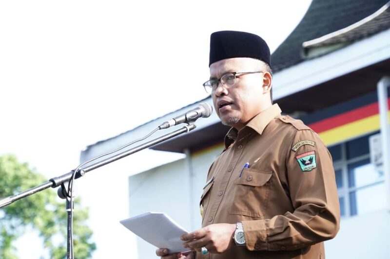 Pjs. Bupati Tanah Datar Arry Yuswandi memimpin apel gabungan pegawai ASN dan non ASN di lingkungan Pemkab Tanah Datar, Senin (11/11/2024). (Foto: Prokopim Tanah Datar)