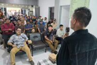 Kepala DLH Padang, Fadelan Fitra Masta melakukan sosialisasi tentang swakelola pengelolaan sampah di Kelurahan Lubuk Begalung Nan XX, Sabtu (16/11/2024). (Foto: Ist)