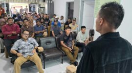 Kepala DLH Padang, Fadelan Fitra Masta melakukan sosialisasi tentang swakelola pengelolaan sampah di Kelurahan Lubuk Begalung Nan XX, Sabtu (16/11/2024). (Foto: Ist)