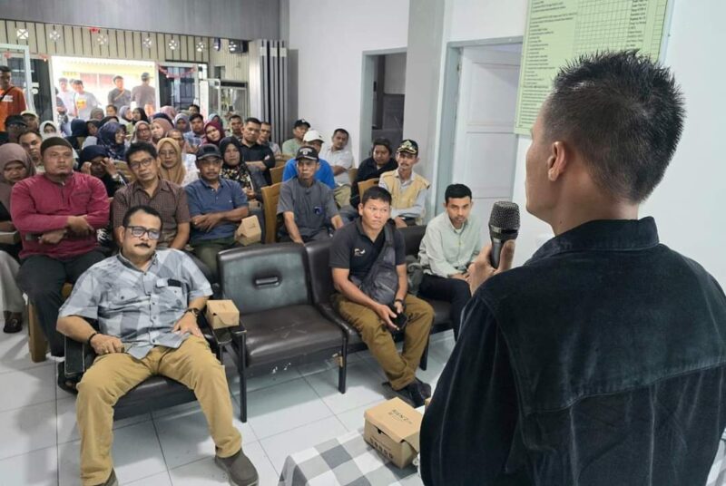 Kepala DLH Padang, Fadelan Fitra Masta melakukan sosialisasi tentang swakelola pengelolaan sampah di Kelurahan Lubuk Begalung Nan XX, Sabtu (16/11/2024). (Foto: Ist)