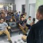 Kepala DLH Padang, Fadelan Fitra Masta melakukan sosialisasi tentang swakelola pengelolaan sampah di Kelurahan Lubuk Begalung Nan XX, Sabtu (16/11/2024). (Foto: Ist)