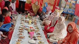 Lurah Gurun Laweh Nan XX Vebrinanda memberikan arahan pada kegiatan P5 di PAUD Gurun Saiyo, Rabu (13/11/2024). (Foto: Ist)