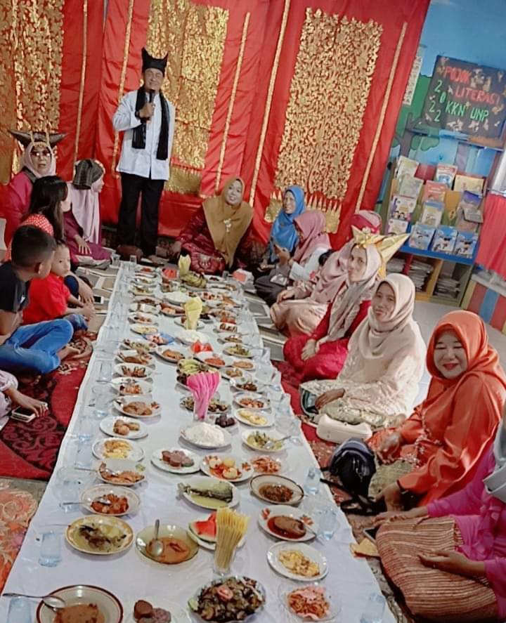 Lurah Gurun Laweh Nan XX Vebrinanda memberikan arahan pada kegiatan P5 di PAUD Gurun Saiyo, Rabu (13/11/2024). (Foto: Ist)