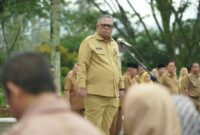 Sekda Solsel Syamsurizaldi memimpin apel gabungan Pemkab Solok Selatan, Senin (18/11/2024). (Foto: Pemkab Solsel)
