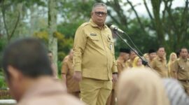 Sekda Solsel Syamsurizaldi memimpin apel gabungan Pemkab Solok Selatan, Senin (18/11/2024). (Foto: Pemkab Solsel)
