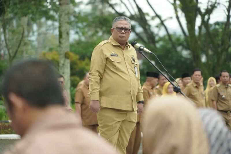 Sekda Solsel Syamsurizaldi memimpin apel gabungan Pemkab Solok Selatan, Senin (18/11/2024). (Foto: Pemkab Solsel)