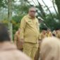 Sekda Solsel Syamsurizaldi memimpin apel gabungan Pemkab Solok Selatan, Senin (18/11/2024). (Foto: Pemkab Solsel)