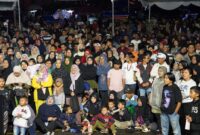 Warga Padang Panjang memadati hiburan Pilkada damai di Lapangan Bancalaweh, Rabu (20/11/2024) malam. (Foto: Diskominfo Padang Panjang)