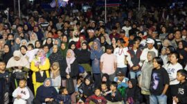 Warga Padang Panjang memadati hiburan Pilkada damai di Lapangan Bancalaweh, Rabu (20/11/2024) malam. (Foto: Diskominfo Padang Panjang)