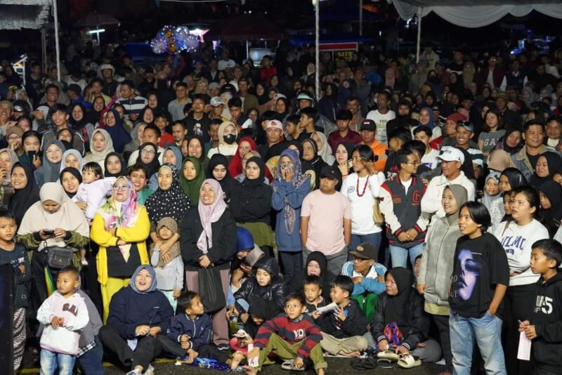 Warga Padang Panjang memadati hiburan Pilkada damai di Lapangan Bancalaweh, Rabu (20/11/2024) malam. (Foto: Diskominfo Padang Panjang)